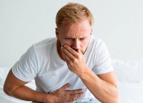 Мужчина держится за живот